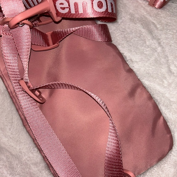 Lululemon belt and body bag - Picture 4 of 5